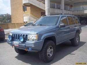 Jeep Grand Cherokee Laredo 4x4 - Automatico