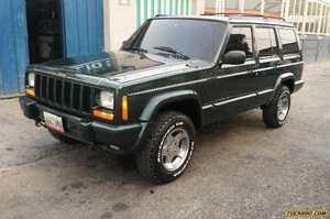 Jeep Cherokee Classic 4x4/Laredo/VX5(Cuero) - Automatico